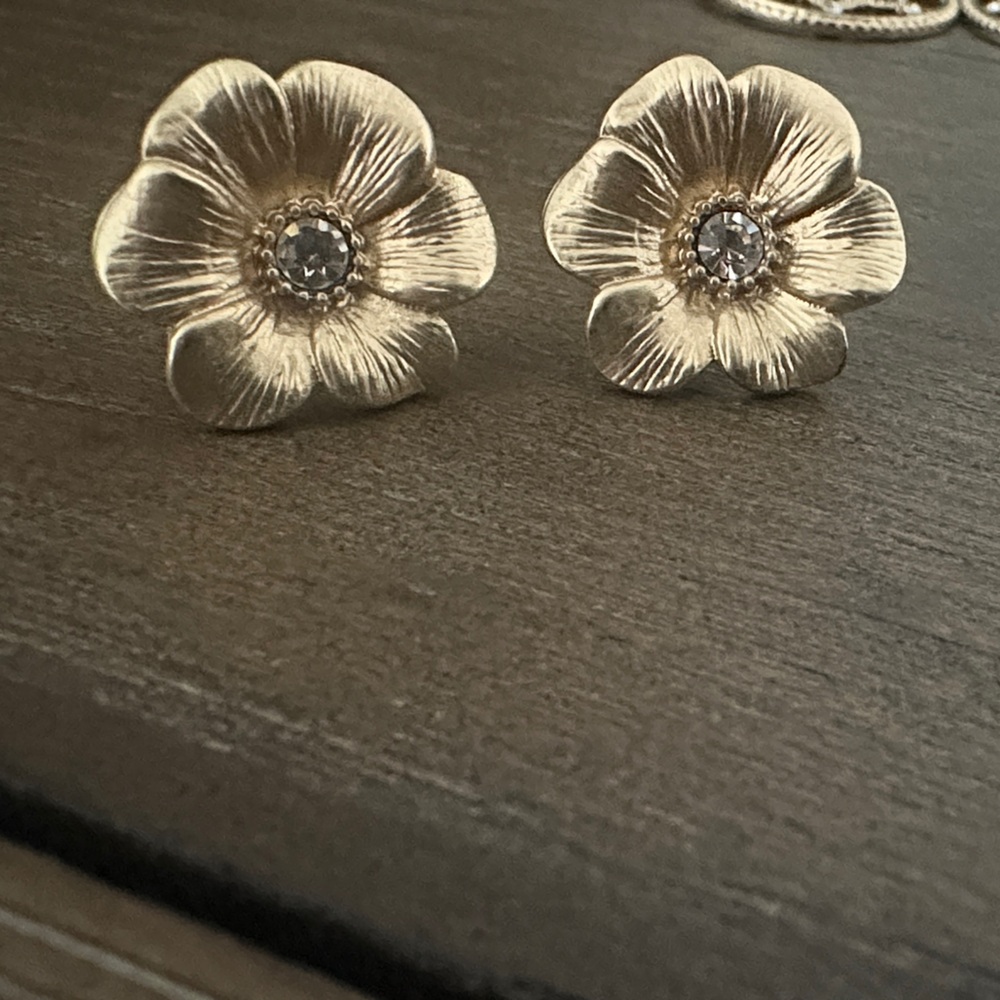 Elegant Gold Flower Earrings